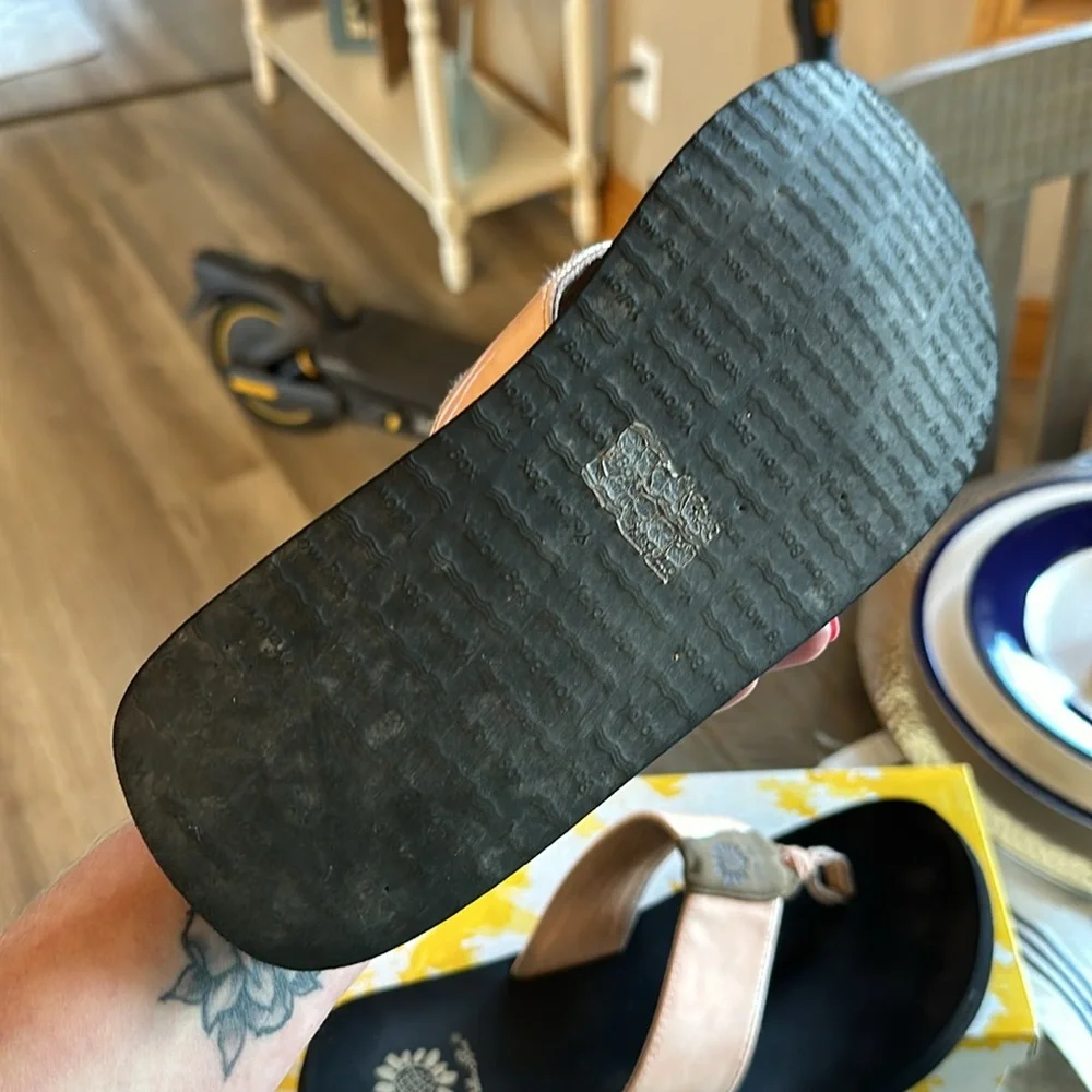 Yellow box blush iridescent pink flip flop size 8.5 - Picture 6 of 7